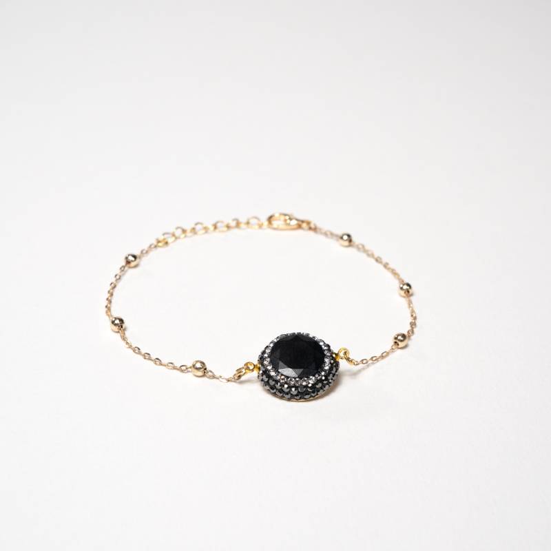 Handcrafted Embla chain bracelet featuring a polished black onyx stone on a gold-plated link chain - Anima Collection by iottigleam