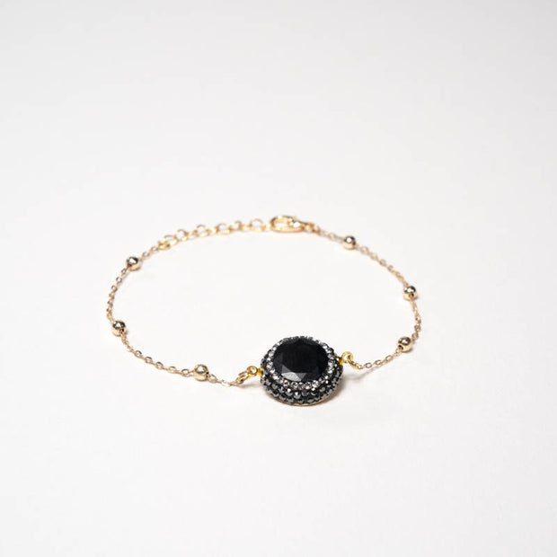 Handcrafted Embla chain bracelet featuring a polished black onyx stone on a gold-plated link chain - Anima Collection by iottigleam