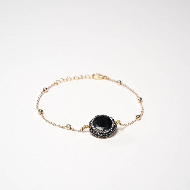 Handcrafted Embla chain bracelet featuring a polished black onyx stone on a gold-plated link chain - Anima Collection by iottigleam
