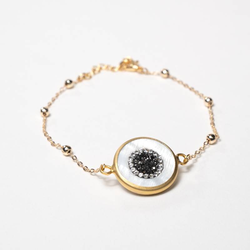Handcrafted Iris I chain bracelet featuring a centered natural sea shell on a polished gold-plated link chain - Anima Collection by iottigleam