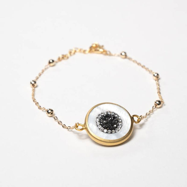 Handcrafted Iris I chain bracelet featuring a centered natural sea shell on a polished gold-plated link chain - Anima Collection by iottigleam